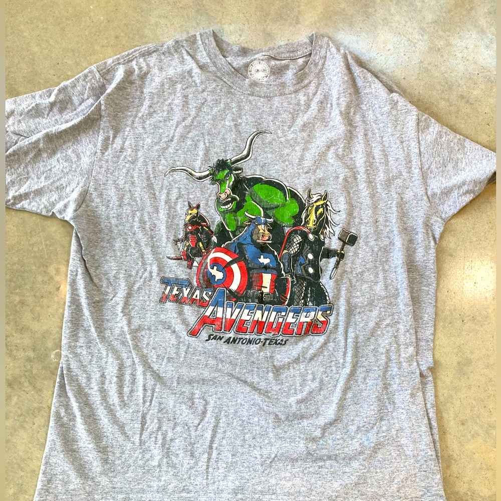 Texas avengers t shirt large. Chippy vinyl graphics.